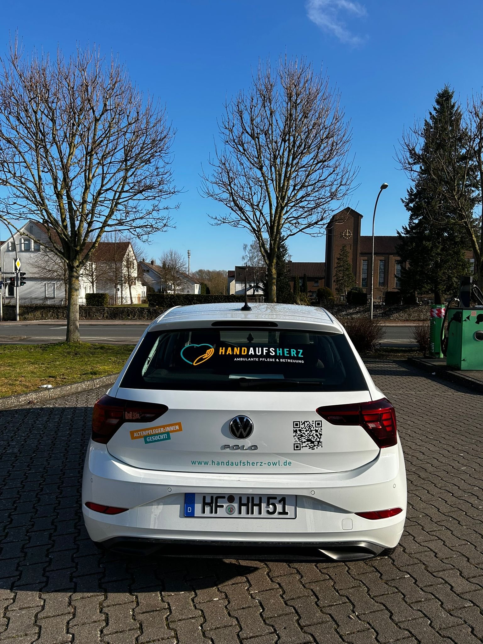 Hand aufs Herz – Fahrzeugbeschriftung Front