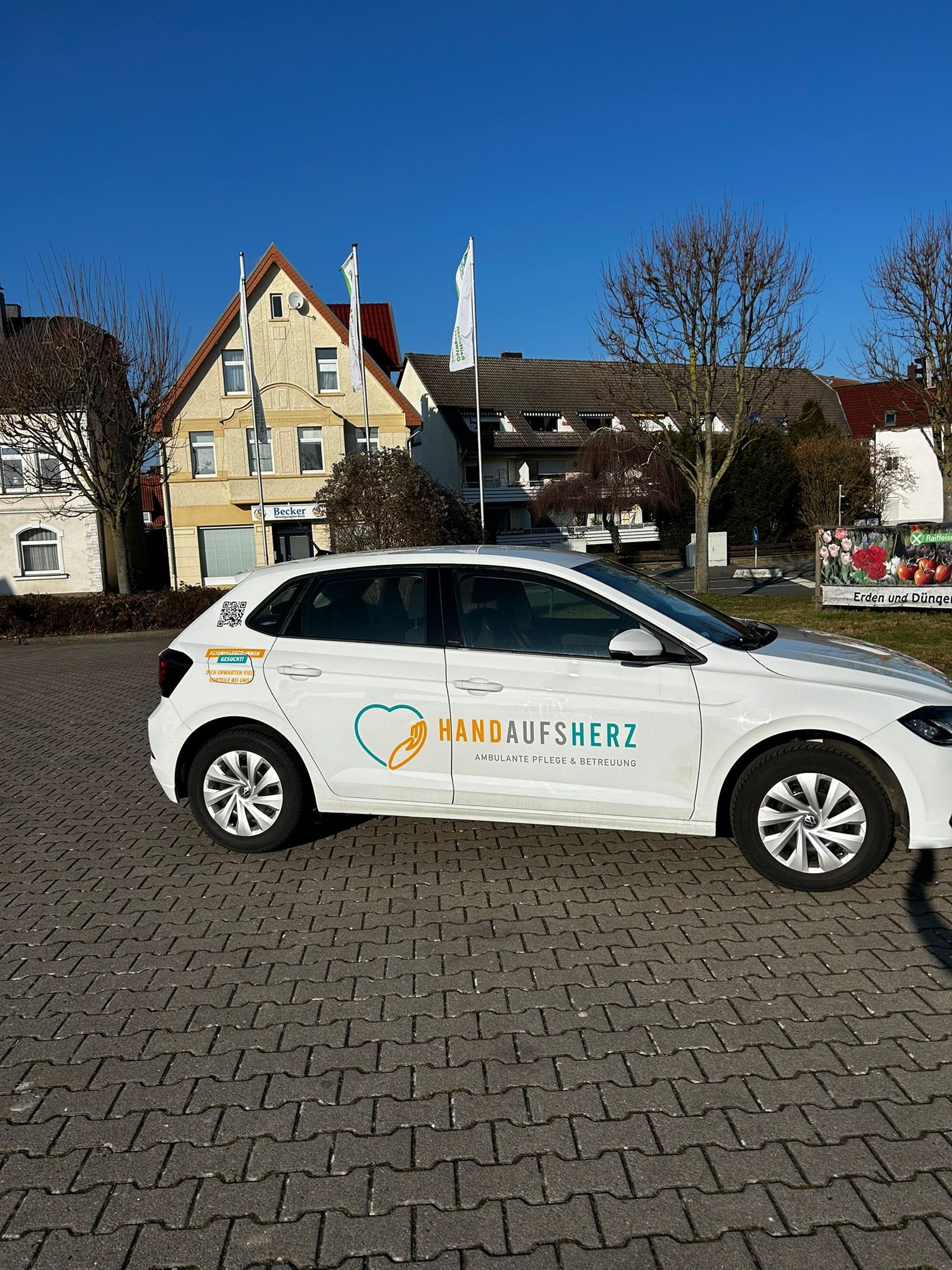 Hand aufs Herz – Fahrzeugbeschriftung Heck